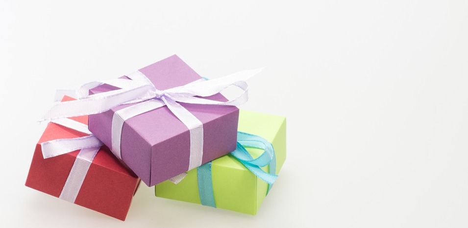 3 small boxes with inexpensive gifts for students from teachers.